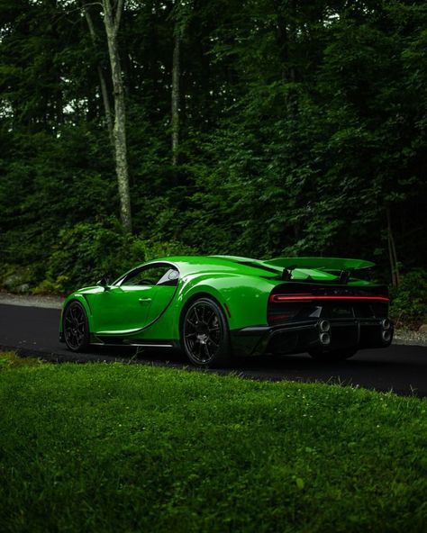 BUGATTI on Instagram: “Our ferocious titan of speed has reached the East Coast of the United States. BUGATTI’s latest hyper sports car, the CHIRON Super Sport,…” Buttercup Mood, Chiron Supersport, Green Bugatti, Bugatti Eb110, Moto Car, Bugatti Cars, Cars Luxury, Bugatti Chiron, Bugatti Veyron