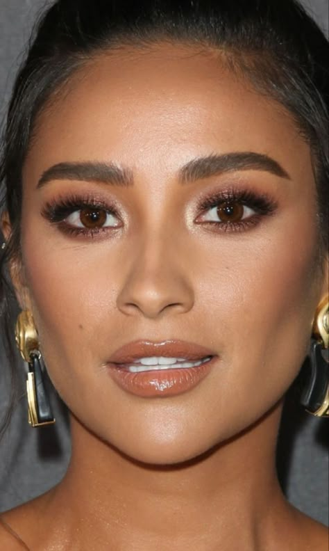 Shay Mitchell Eye Makeup, Dark Skin Tone Makeup Looks, Make Up For Autumn Skin Tone, Shay Mitchell Makeup Looks, Shay Mitchell Makeup Wedding, Dinner Makeup Look For Dark Skin, Shea Mitchell Makeup, Shay Mitchell Face, Red Carpet Makeup 2022