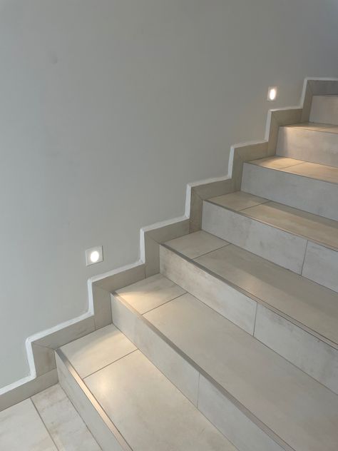 Tile Staircase Ideas, Ceramic Staircase, Stair Tiles, Stairs Tiles Design, Marble Floor Pattern, Tiled Staircase, Staircase Design Modern, Feature Wall Living Room, Wood Staircase