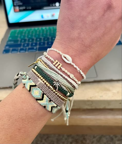 Bracelets Combination Ideas, Summer Friendship Bracelets Aesthetic, Surf Jewelry Bracelet, Beachy Bracelet Stack, Friendship Bracelets Stack, Summer Bracelet Stack Ideas, Bracelet Stack Summer, Aesthetic Friendship Bracelets, Summer Friendship Bracelets