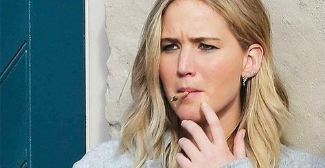 30 Stars Who Smoke Celebrity Smokers Woman, Smokers Face, Celebrity Smokers, Smoked Eyes, Mother Daughter Relationships, Midsize Style, Reality Of Life, Women Photography, The Hollywood Reporter