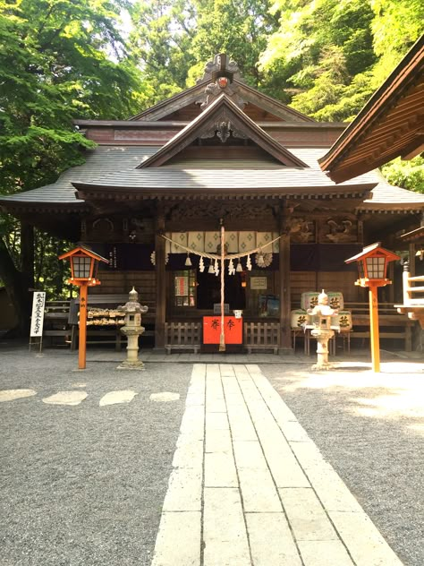 Chinese Shrine, Typography Architecture, Ancient Japanese Architecture, Japan Shrine, Japanese Traditional Architecture, Japan Temple, Japanese Shrine, Japanese Style House, Shinto Shrine