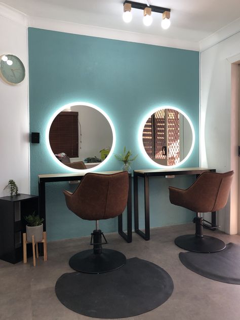 Funky Salon Decor, Small Home Salon, Funky Mirror Ideas, Small Beauty Salon Ideas, Salon Decor Studio, Small Hair Salon, Parlour Design, Kitchen Cabinet Style, Beauty Shop Decor