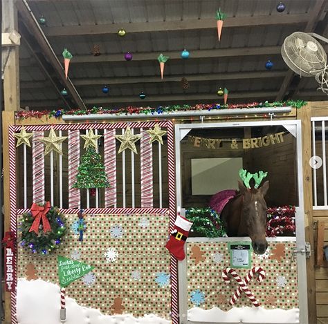 Halloween Horse Stall Decorations, Horse Barn Christmas Decorations, Christmas Stall Decorations, Christmas Horse Stall Decorating Ideas, Horse Stall Christmas Decorations, Christmas Horse Stall, Christmas Equestrian, Horse Stall Decorations, Fair Decorations