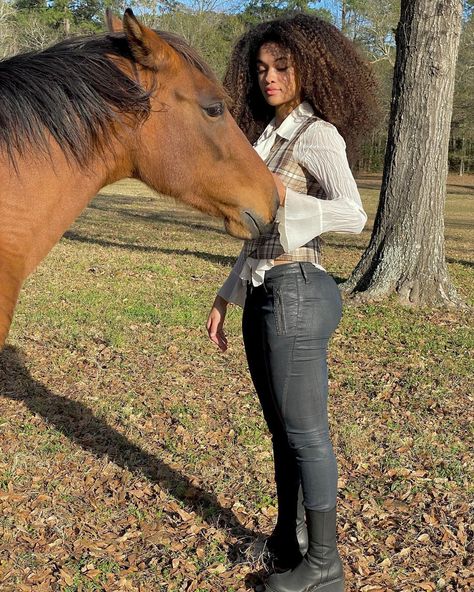 Country Girl Aesthetic, Equestrian Aesthetic, Black Cowgirl, Farm Clothes, Cowgirl Aesthetic, Rich Girl Aesthetic, Equestrian Lifestyle, Black Femininity, Equestrian Life