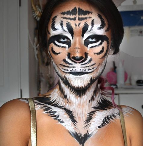 Tiger Halloween Makeup Tiger Halloween Makeup, Tiger Face Paint, Tiger Makeup, Tiger Halloween, Obličejové Masky, Make Up Diy, Cosplay Makeup Tutorial, Makeup Zombie, Halloweenský Makeup