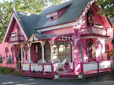 Little Pink Houses :) Martha Vineyard, Bakery House, Gingerbread Cottage, Pink Gingerbread, Cute Cottages, Houses Architecture, Oak Bluffs, Pink Cottage, Yellow Houses