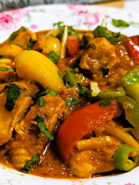 So delicious! Jalfrezi Chicken, Jalfrezi Curry, Chicken Jalfrezi Recipe, Chicken Jalfrezi, Vegetarian Chicken, Baked Garlic, Chicken Pieces, Spicy Dishes, Vegetable Puree