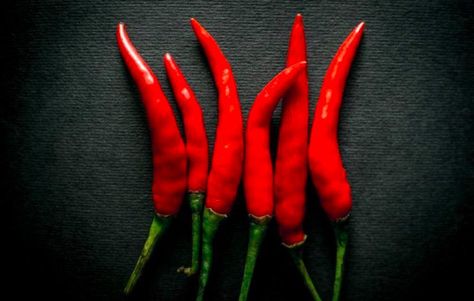 Capsaicin http://www.bicycling.com/food/injury-prevention/8-natural-alternatives-to-tylenol/slide/4 Natural Anti Aging, Itchy Skin, Injury Prevention, Herbal Medicine, Physical Health, Diet And Nutrition, Herbal Remedies, Good Skin, Natural Remedies