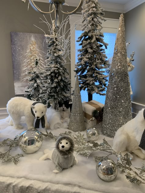 White Christmas Decor Ideas, Floral Christmas Tree, Silver Christmas Decorations, Christmas Tree Decorating Themes, Christmas Apartment, Penguin Christmas, Christmas Tree Decorations Diy, Christmas Decor Inspiration, Xmas Deco