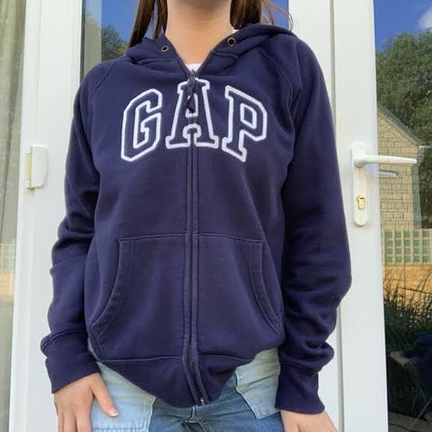 Zip Up Hoodie Outfit Aesthetic, Gap Sweater Outfit, Blue Gap Hoodie, Gap Hoodies, Latina Clothes, Sport Fits, Hoodie Gap, Gap Outfits, Belly Shirts