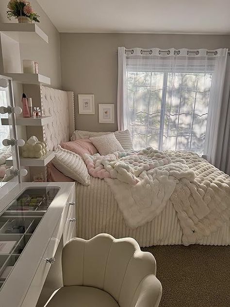 Bedroom Ideas For Small Rooms Cozy, White Room Decor, Luxury Room Bedroom, Classy Bedroom, Dekorasi Kamar Tidur, Room Redesign, Redecorate Bedroom, Luxury Rooms, Bed Desk