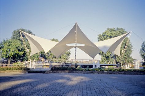 Lightweight roofing for events and festivals covering an area of almost 100m². #architecturedesign #tent #star Tensile Architecture, Tension Structure, Shell Structure, Membrane Structure, Tensile Structures, Membrane Roof, Roof Structure, Structure Architecture, Outdoor Swing