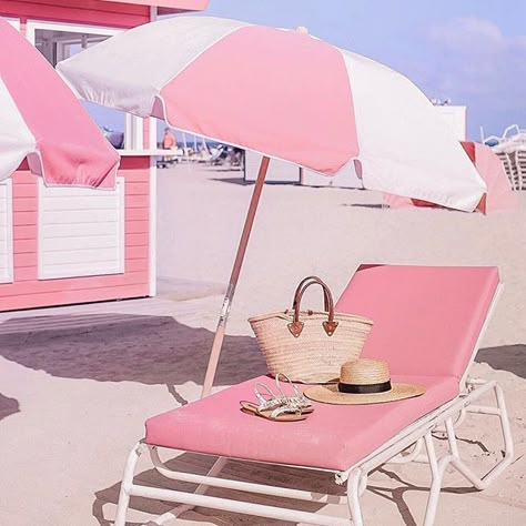 Glitter Rosa, Pink Things, Pink Beach, Pastel Pink Aesthetic, Tropical Getaways, Winter Break, Pink Vibes, Beach Chair, All Things Pink