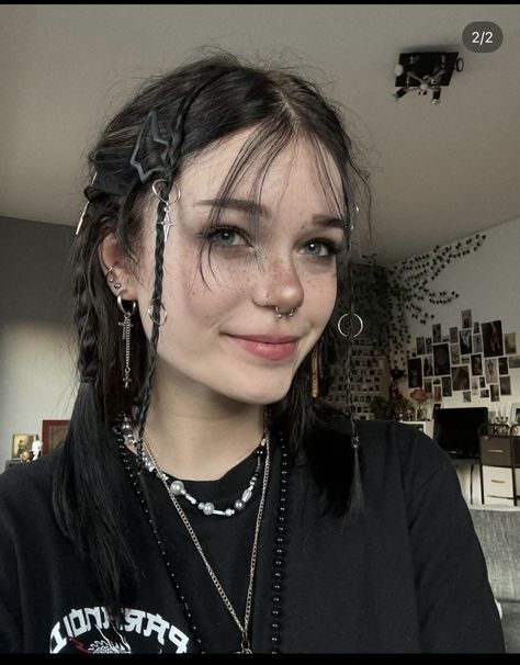 Witchy Hairstyles Short, Grungy Outfit, Witchy Hair, Cabello Hair, Alt Makeup, Hair Reference, Pretty Photos, Pretty Hairstyles, Maquillaje De Ojos