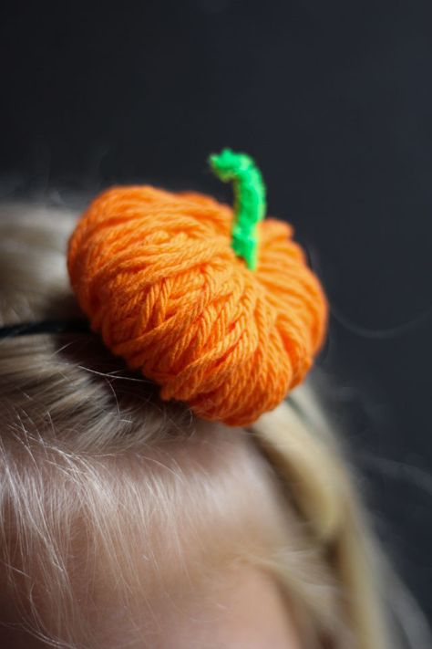 Pumpkin Headband, Pumpkin Garland, Yarn Pom Pom, Diy Pumpkin, Diy Headband, Yarn Diy, Pipe Cleaner, Halloween Pumpkin, Blog Photo