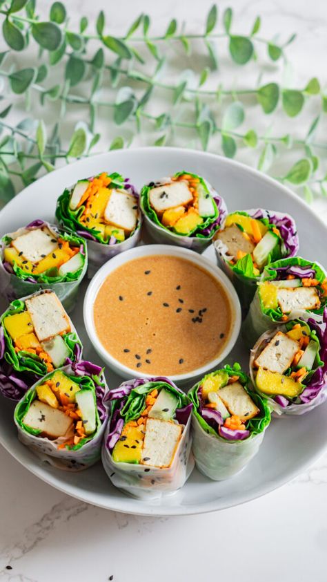 Rainbow rice paper rolls with creamy low fat peanut sauce High Protein Rice, Rice Paper Rolls Recipes, Gluten Free Asian Recipes, Protein Rice, Rice Paper Recipes, Protein Vegan Recipes, Rice Wraps, Rice Rolls, Rainbow Rice