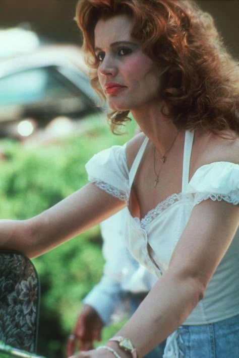 As Thelma & Louise celebrates its 25th anniversary, we look to Geena Davis and Susan Sarandon for style inspiration Gena Davis, 90s Movie Character, 90s Movies Fashion, Movie Character Outfits, Thelma And Louise, Geena Davis, Thelma Louise, Glamour Uk, Susan Sarandon