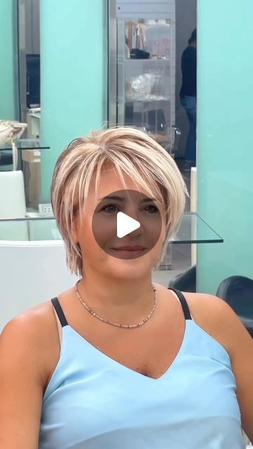 Stacked Blonde Bob Haircut, Layered Stacked Bob Haircut Back View, Blonde Aline Bob, Blonde Short Bob Hairstyles, Short Highlighted Hairstyles, Pixie Bob Haircut Layered, Blond Pixie Haircut, Short Bob Layered Haircuts, Short Hair With Long Layers