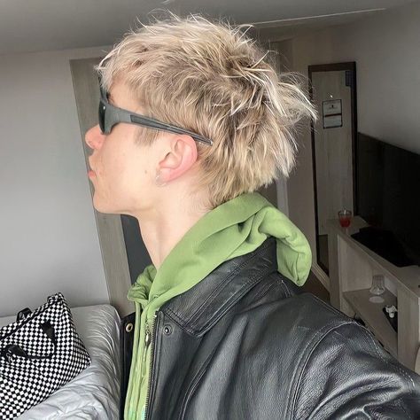 evan rosier ★ marauders era Draco Malfoy Harry Potter, Malfoy Harry Potter, Evan Rosier, Bleached Hair Men, Men Blonde Hair, Mens Haircuts Short Hair, Wellness Clinic, Hair Inspiration Short, Punk Hair