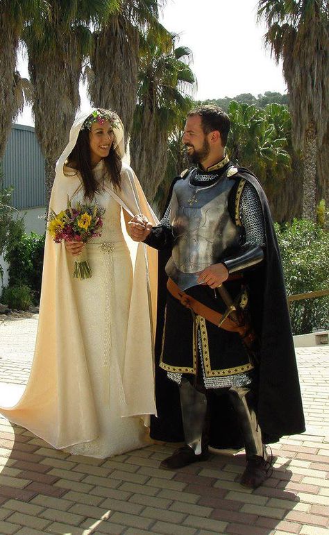 Uber cute but in the Arizona heat, not real sure about that. Ren Faire Wedding, Medieval Wedding Theme, Hobbit Wedding, Lotr Wedding, Bouquet Champetre, Geeky Wedding, Nerdy Wedding, Pagan Wedding, Viking Wedding