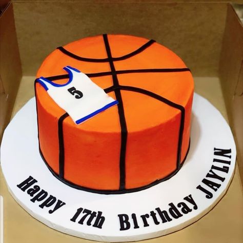 Bento Cake Basketball Design, Basketball Cake For Boys, Basketball Cake Design Birthday, Sports Theme Birthday Cake, Basketball Cake Ideas Boys, Basketball Birthday Cake, Cake Basket, Fondant Tips, Basketball Cake