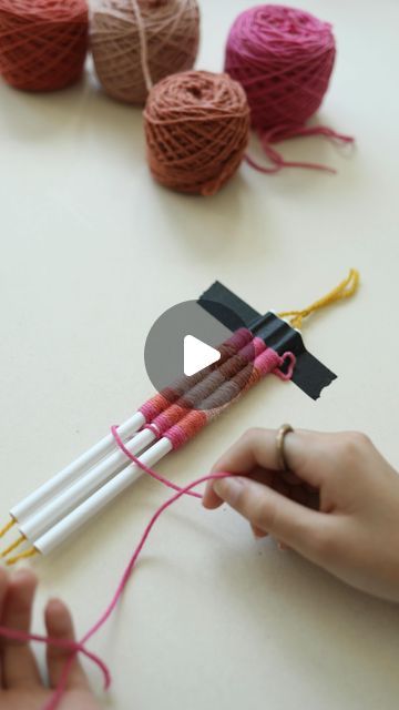 Peg Loom Diy, Peg Loom Weaving Projects, Peg Loom Weaving, Making A Bracelet, Loom Craft, Weaving Loom Projects, Peg Loom, Craft Display, A Rug