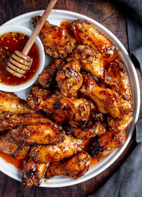 Hot Sauce Chicken Recipes, Chicken Wing Photography, Food With Honey, Wing Appetizers, Honey Wing Sauce, Wings And Sides, Grilled Buffalo Wings, Chicken Wings Grilled, Hot Honey Wings