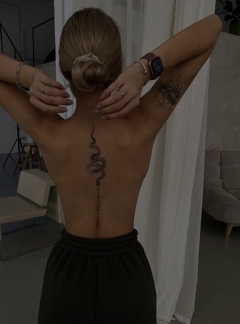 Spine Tattoos For Women, Stylist Tattoos, Classy Tattoos, Discreet Tattoos, Ink Pens, Spine Tattoos, Dainty Tattoos, Elegant Tattoos, Dope Tattoos