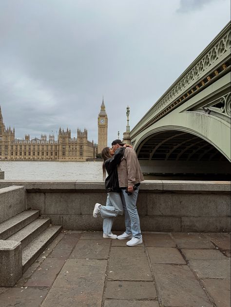 Couple Photo London, London Travel Photos Couple, Travel Pictures Poses Couple, Couples In London, London Couple Photoshoot, London Couple Pictures, London Couple Aesthetic, Couple Trip Aesthetic, England Photoshoot