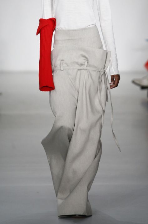 Ports 1961 Fall 2017 @samsonchoi Deconstructed Pants, Pants Haute Couture, Deconstructed Fashion, Deconstruction Fashion, Fall And Winter Fashion, Ports 1961, Fashion Minimalist, Leaves Fall, Clothing Details