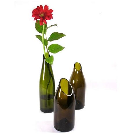 12 inventive ways to repurpose old wine bottles Cut Bottles, Wine Bottle Flowers, Glass Slumping, Old Wine Bottle, Recycle Projects, Clear Wine Bottle, Repurposed Wine Bottles, Bottle Projects, Wine Bottle Vases