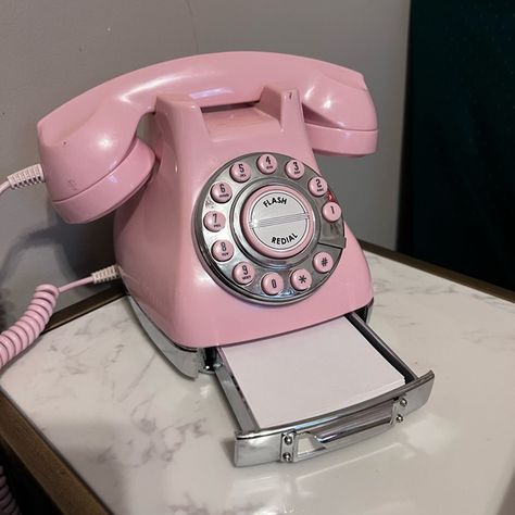 Retro Vintage Pink Landline Phone with Note Drawer Pink Retro Kitchen, Aqua Kitchen, 80s Interior, Mary Kay Pink, Hotline Bling, Vintage Diner, Vintage Phone, Vintage Phones, Vintage Telephone