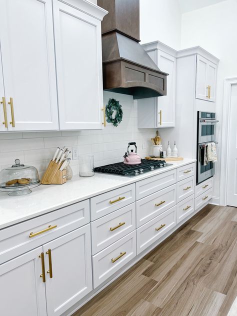 White kitchen gold hardware