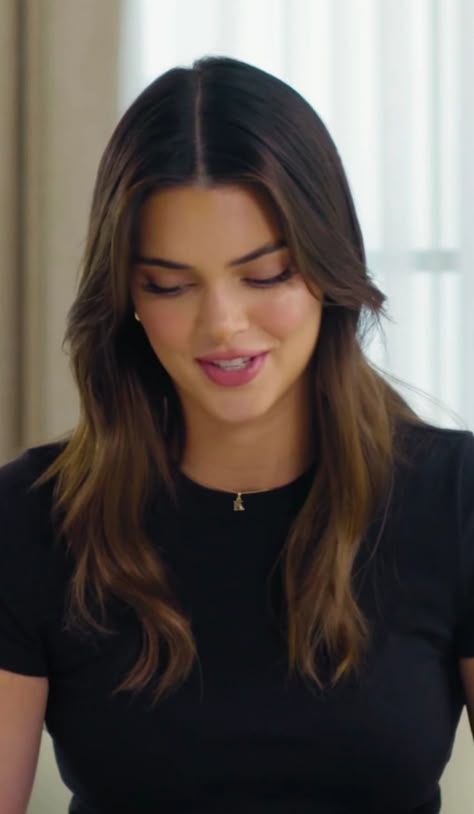 Kendall Jenner Haircut Layers, Kendall Jenner Balayage, Kendall Jenner Haircut Medium, Kendall Jenner Hair 2023, Kendall Jenner Brown Hair, Kendall Jenner Highlights, Kendall Jenner Hair Color, Kendall Jenner Haircut, Kendall Jenner Hair