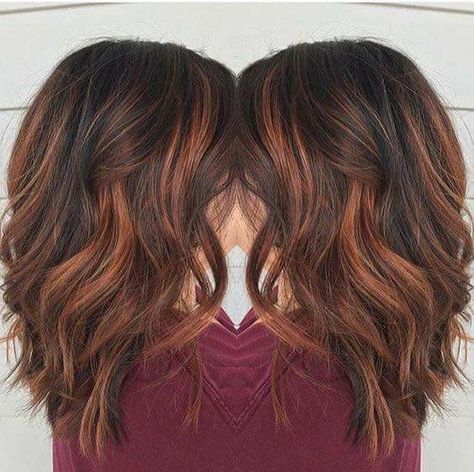 Dark base & copper highlights Red Highlights In Brown Hair, Rambut Brunette, Hair Colorful, Copper Balayage, Autumn Hair, Wavy Hairstyles Medium, Red Brown Hair, Nails Winter, Caramel Highlights