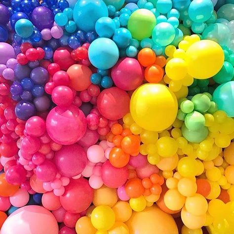 Mariko Kusumoto, Balloon Store, Event Backdrops, Balloon Walls, Birthday Glam, Balloon Installation, Diy Party Supplies, Rainbow Balloons, Rainbow Aesthetic