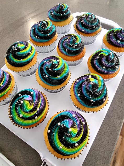 Alien Cupcake Cake, Space Birthday Party Cupcakes, Spaceship Cupcake Cake, Space Cupcake Ideas, Space Themed Birthday Cupcakes, Alien Halloween Party Food, Nasa Cupcakes, Space Alien Birthday Party, Space Party Cupcakes