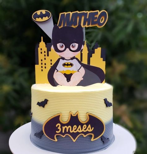 Tecendo Lembranças on Instagram: “Vamos começar a semana com bolo muiiito fofo para comemorar os 3 meses do príncipe Matheo, filho da querida @acoutinhopaula.  Esse Batman…” Batman Baby, Beautiful Cakes, Cake Toppers, Birthday Cake, Batman, Cake, Birthday, On Instagram