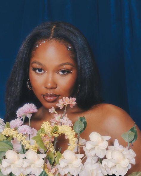 Flower Graduation Photoshoot, Iconic Black Women Photos, Graduation Pictures Artist, Black Women Flower Photoshoot, Natural Birthday Photoshoot, Pearls On Face Photoshoot, Soft Glam Photoshoot Black Women, Flower Photoshoot Birthday, Flowers Photo Shoot Ideas