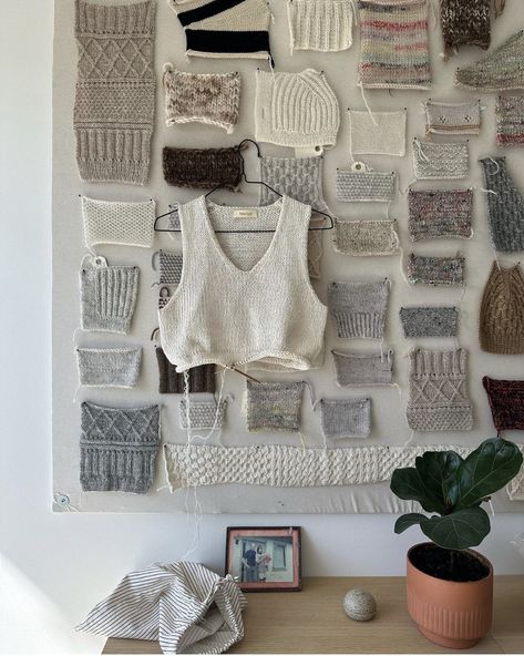 Knitting Needle Display Ideas, Yarn Market Display, Knitted Home Decor, Knitting Room Ideas, Knitting Station, Knit Wallpaper, Knitting Nook, Yarn Room, Knitting Studio