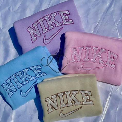 Sweatshirts Nike, Butterfly Crewneck, Nike Clothes, Nike Crewneck Sweatshirt, Embroidered Pullover, Vintage Nike Sweatshirt, Sweats Outfit, Vintage Crewneck Sweatshirt, Cute Nike Outfits