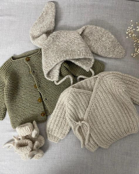 Toutes les publications • Instagram Knitted Baby Blanket, Baby Knitwear, Bear Ears, Instagram Baby, Soft Baby, Baby Outfits, Baby Bear, Baby Sweaters, Knitting Inspiration