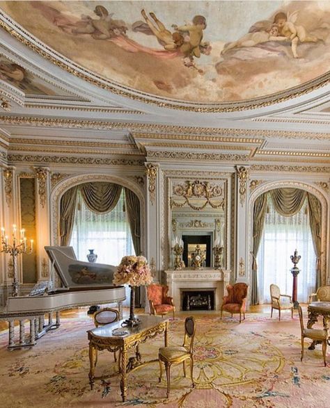 Beautiful بيوت ملكية, Old Money House, Royal Room, Royal Bedroom, Drawing Room Decor, Palace Interior, Castle Aesthetic, Home Decor Aesthetic, Aesthetic Home Decor