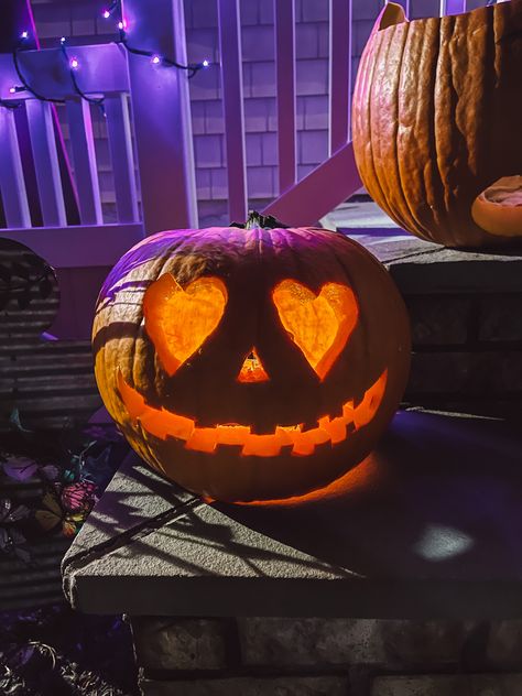 Pumpkin carving idea Heart Carved Pumpkin, Pumpkin Heart Carving, Pumpkin Carving Date Ideas, Astetic Pumpkin Carvings, Pumpkin Carving Ideas Coquette, Girly Carved Pumpkins, Easy Girly Pumpkin Carving Ideas, Preppy Halloween Pumpkin Carving, Skeleton Carving Pumpkin