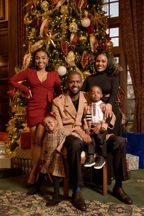 Burberry Christmas Pictures, Black Family Christmas Photoshoot Ideas, Christmas Family Photos Black People, Family Christmas Pictures Black People, Black Family Holiday Photos, Black Family Christmas Photoshoot, Black Family Christmas, Christmas Family Pictures, Arizona Christmas