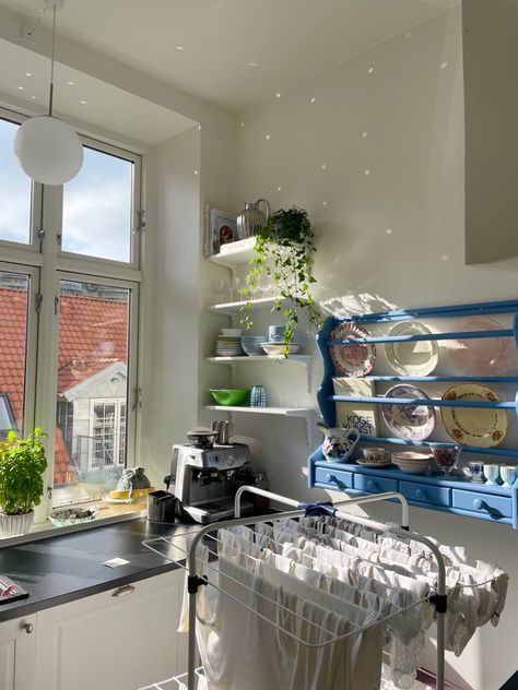 Copenhagen Apartment Interiors, Copenhagen Houses Interiors, Copenhagen Style Apartment, Copenhagen Apartment Aesthetic, Copenhagen Appartement, Copenhagen Room Aesthetic, Copenhagen Kitchen, Fancy Apartment, Danish Kitchen