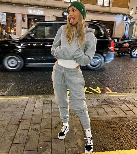 FYstina Amira on Instagram: “Chill but still a big deal” Joggers Outfit, Hipster Outfits, Tomboy Outfits, Woman Style, Chill Outfits, Cute Comfy Outfits, Streetwear Fashion Women, Outfit Women, Teenager Outfits