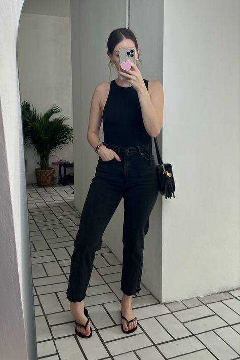 Black bodysuit, black mom jeans casual outfit Black Top Black Jeans Outfit, Mom Jeans Casual Outfit, Estilo Edgy, Black Monochromatic Outfit, Black Mom Jeans Outfit, Official Outfits, Jeans Casual Outfit, Girls Jeans Top, All Black Outfits