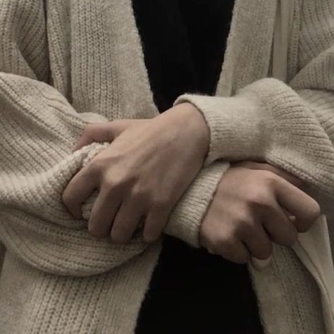 Hand Reference, Taylor Swift Album, Academia Aesthetic, Light Academia, Brown Aesthetic, Aesthetic Photo, My Vibe, Dark Academia, Hands On